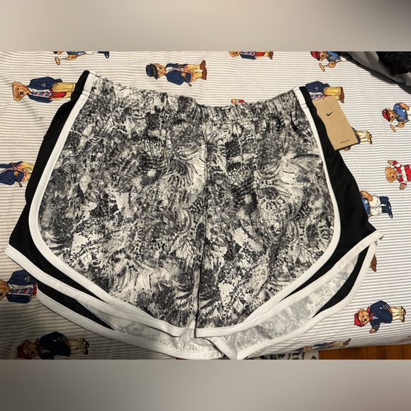 NWT Nike Women's Dri-Fit Tempo Running Shorts - Picture 4 of 8